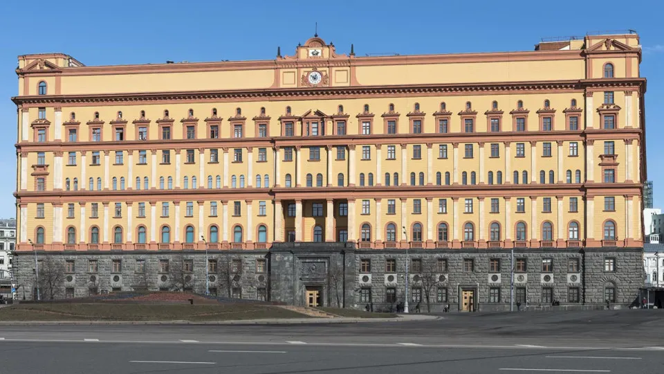 Глава Погранслужбы ФСБ заявил, что Финляндия и Эстония якобы нарушают договоры о границе с Россией, ограничивают пересечение пунктов пропуска и создают риски конфликтных ситуаций; Москва готовится к разным сценариям, на западе усиливается военное присутствие.