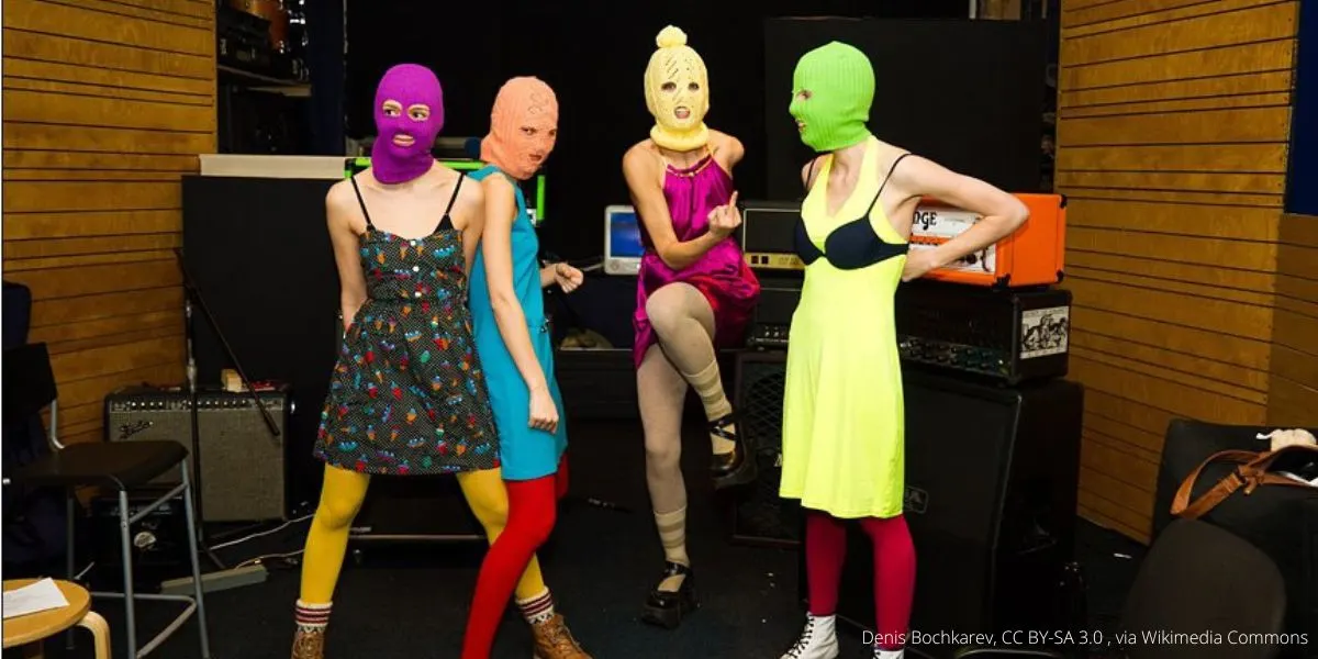 Росфинмониторинг обновил список: музыкальный коллектив Pussy Riot внесён в перечень «террористов и экстремистов». Ранее суды признали группу «экстремистской» и заочно приговорили участниц по делу о «фейках о ВС РФ».