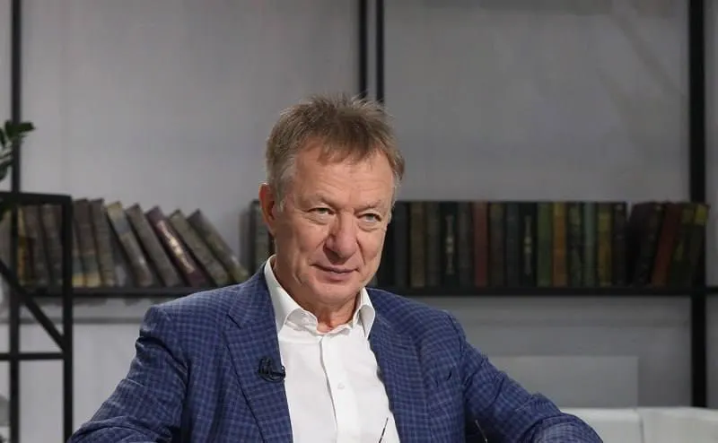 Бизнесмен с голландским паспортом уехал через Беларусь после того, как суд признал его и фонд экстремистскими и постановил конфисковать активы примерно на 8 млрд рублей.