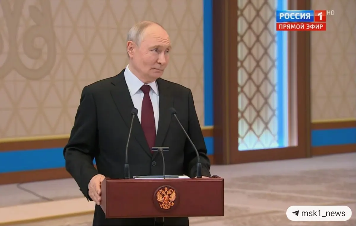 Во время встречи с журналистами президент заявил, что обстановка на поле боя позволяет говорить о близкой развязке конфликта на Украине, раскритиковал политику ЕС и западные СМИ; контакты по Украине сохраняются, но переговоров нет.