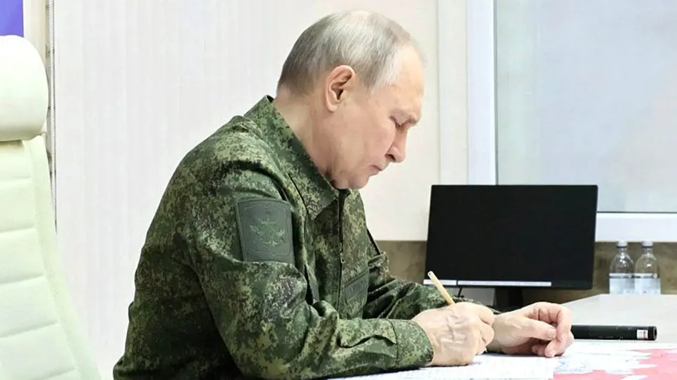 Европейские чиновники считают, что сочетание нового закона о «защите» россиян за рубежом, экономического шока и внутренней нестабильности может подтолкнуть Москву к эскалации против стран Балтии и других членов НАТО в течение следующих 12 месяцев.