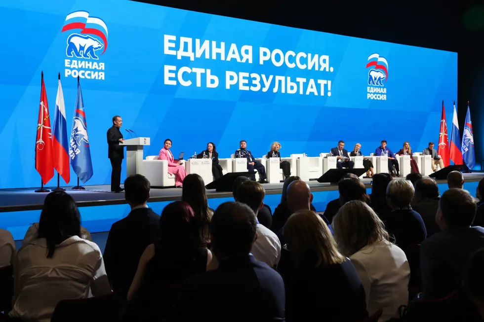 Политблок администрации президента рекомендовал государственным и лояльным изданиям не выносить в заголовки и тексты слово «запрет», заменяя его более мягкими формулировками и подчёркивая «позитивные» инициативы партии власти.