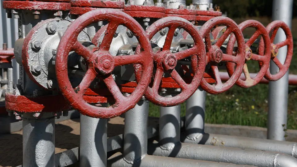Международное энергетическое агентство: в апреле производство нефти сократилось до 8,83 млн баррелей в сутки. Снижение связывают с ударами по экспортной инфраструктуре, из‑за чего падают поставки нефтепродуктов и страдают доходы бюджета.