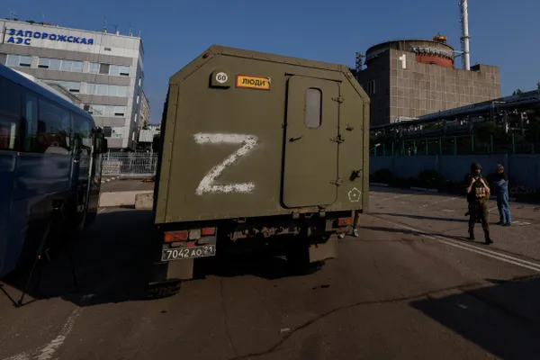 По заявлениям «Росатома», в результате удара беспилотника в стене машинного зала образовалась дыра, при этом основное оборудование не пострадало. МАГАТЭ фиксировало сбои связи на станции.