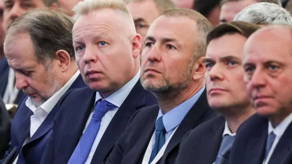 Крупнейшее бизнес‑объединение России предложило не публиковать в сети материалы по делам компаний, требующим компенсаций за убытки от санкций. Инициатива обсуждается в администрации президента; у неё есть поддержка Минюста и критика со стороны Минэкономразвития.