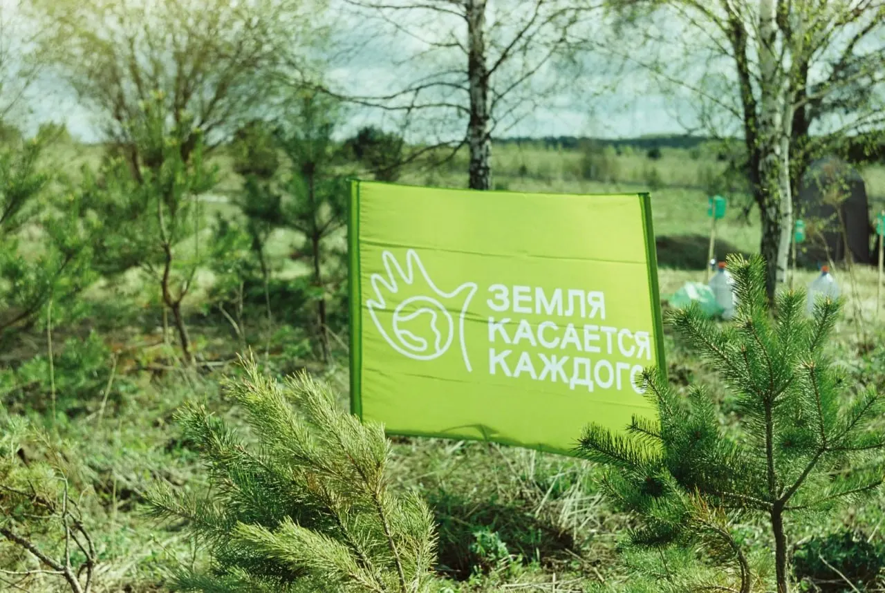Экологический проект «Земля касается каждого» сообщил, что присвоение статуса «иностранного агента» фактически парализовало его работу. Организация намерена сохранить данные и методики, но регулярные пожертвования прекратились.