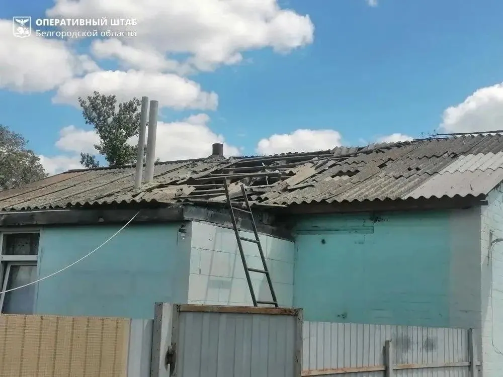 Налёты затронули три региона — горят жилые дома и поезд, проводится эвакуация. Оперативная информация и действия экстренных служб уточняются.