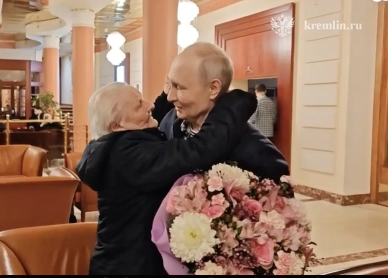Во время тёплой встречи президент России и его первая учительница не сдерживали эмоций: слёзы, объятия и поцелуи.