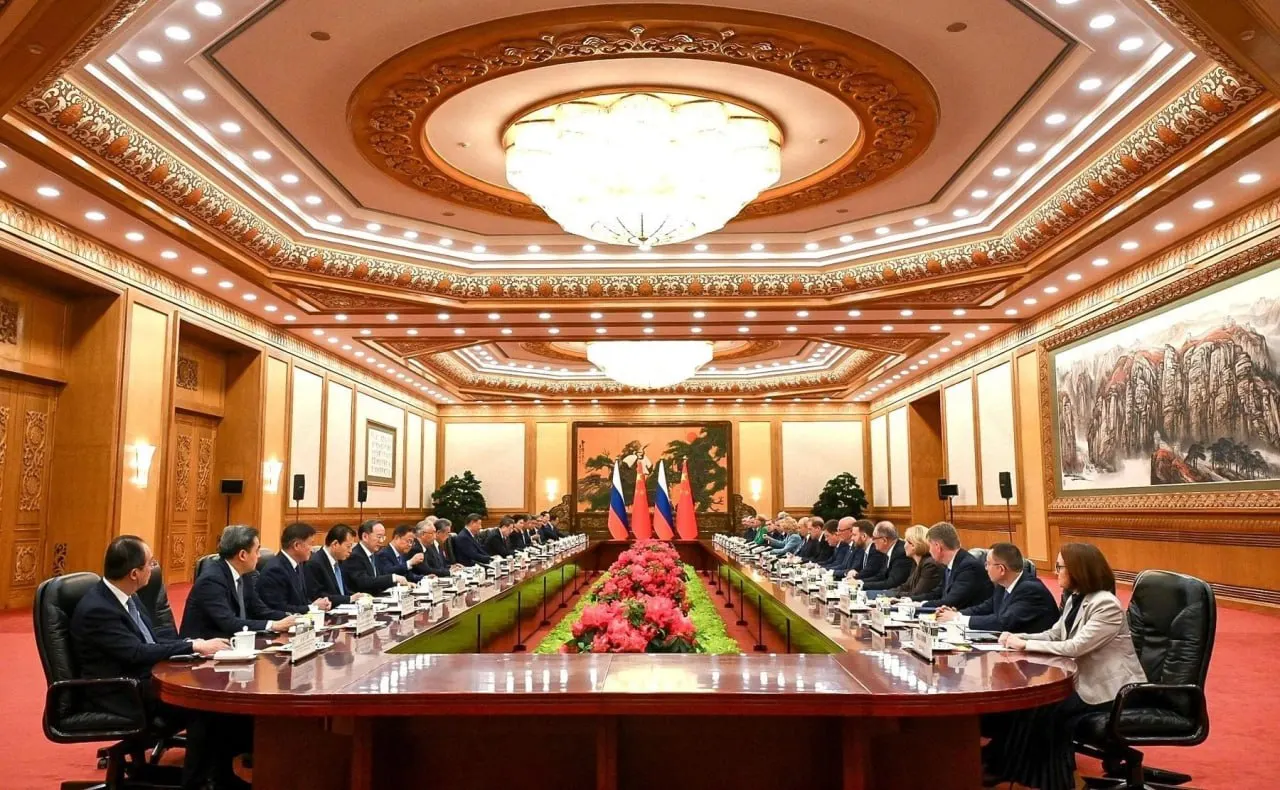 Стороны согласовали строительство второго пути к 2030 году: пропускная способность линии вырастет на 11 млн тонн, по ней смогут курсировать до 50 пар поездов в сутки.