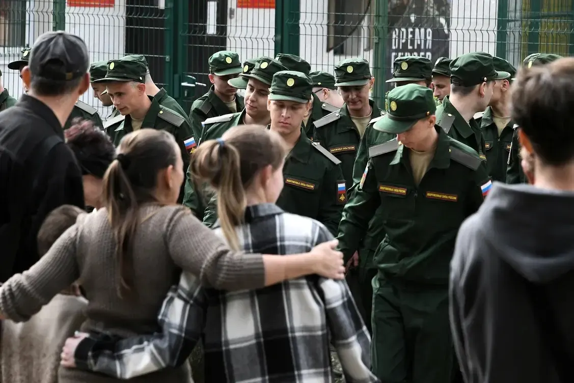 Гражданские жены утверждают, что поправки лишили их права на выплаты и льготы при отсутствии общего несовершеннолетнего ребёнка; первый иск уже поступил в Верховный суд.