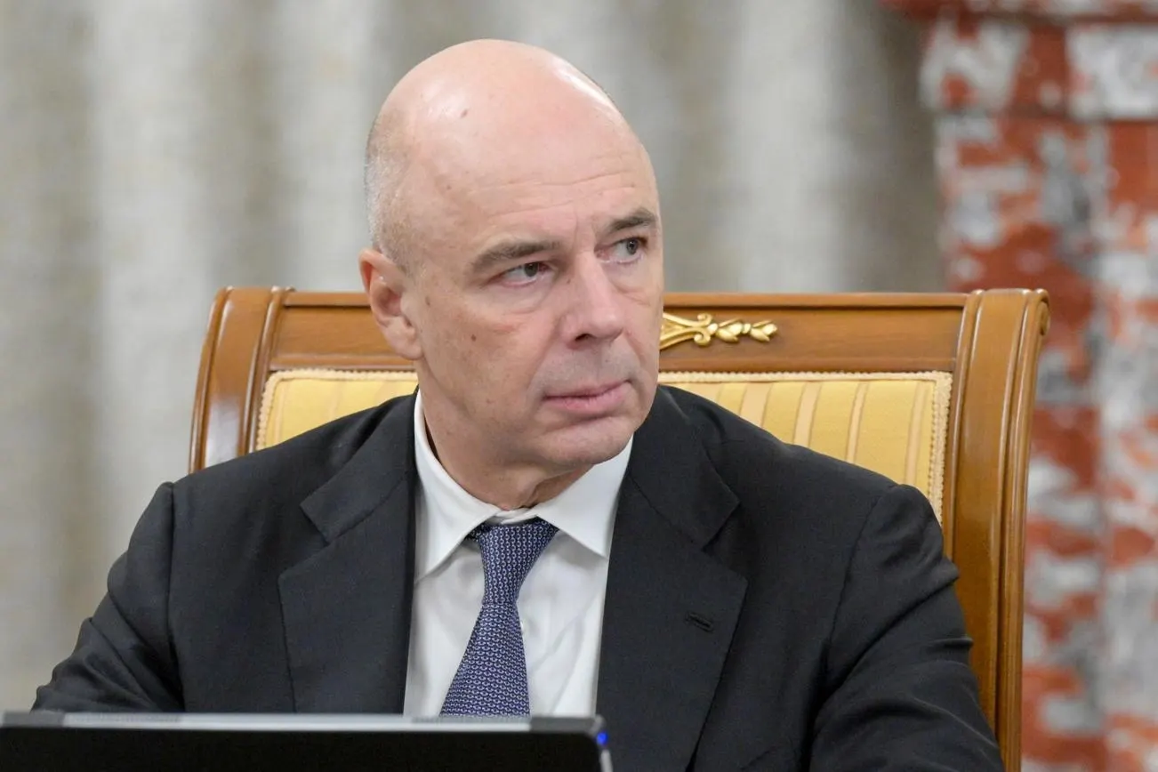 Минфин попросил временно заморозить часть запланированных расходов на 2,9 трлн рублей, чтобы компенсировать растущие затраты на боевые действия; возможный перерасход оценивают в 2–4 трлн рублей, а схожие перерасходы прогнозируются и на 2027–2028 годы.