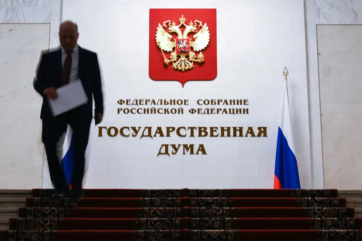 Законопроект, внесённый в 2024 году и прошедший первое чтение, предлагает ввести закрытый перечень нарушений, за которые можно изымать имущество граждан, находящихся за пределами РФ.