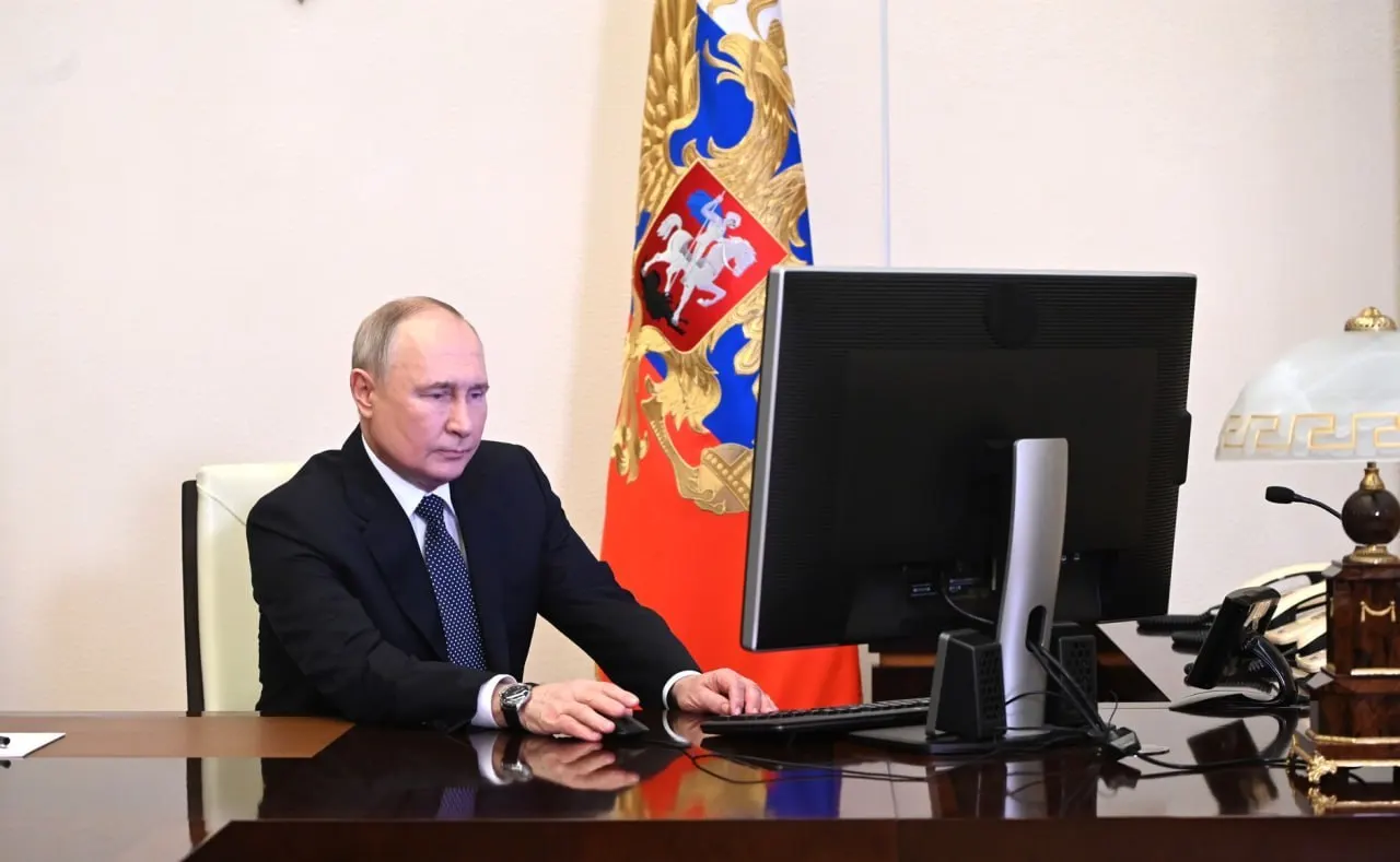 Президент поручил внедрить повсеместно «белые списки» до 1 июля; кабмин и ФСБ должны гарантировать бесперебойный доступ к медпомощи, госуслугам и платёжным системам в условиях ограничений интернета.