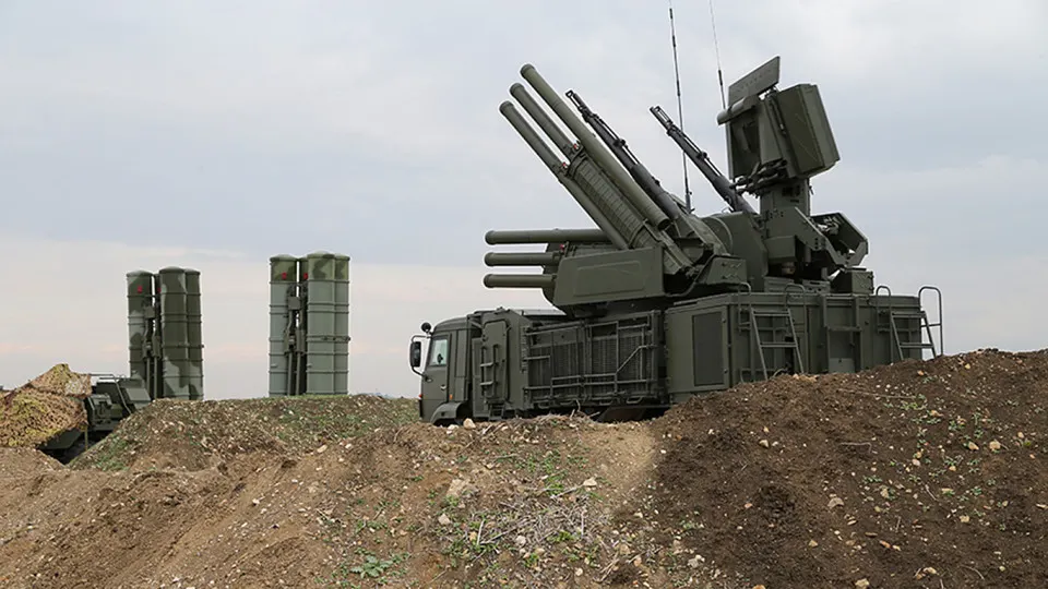 Российские военные используют систему радиоэлектронной борьбы «Волна Купол Гарант», которая способна глушить спутниковую связь Starlink на площади до 20 км². Комплекс, по данным источников, производится в Симферополе и стоит около $1,5 млн; против таких установок уже проводились атаки и законодательно ограничивают ввоз оборудования для иностранных спутниковых систем.