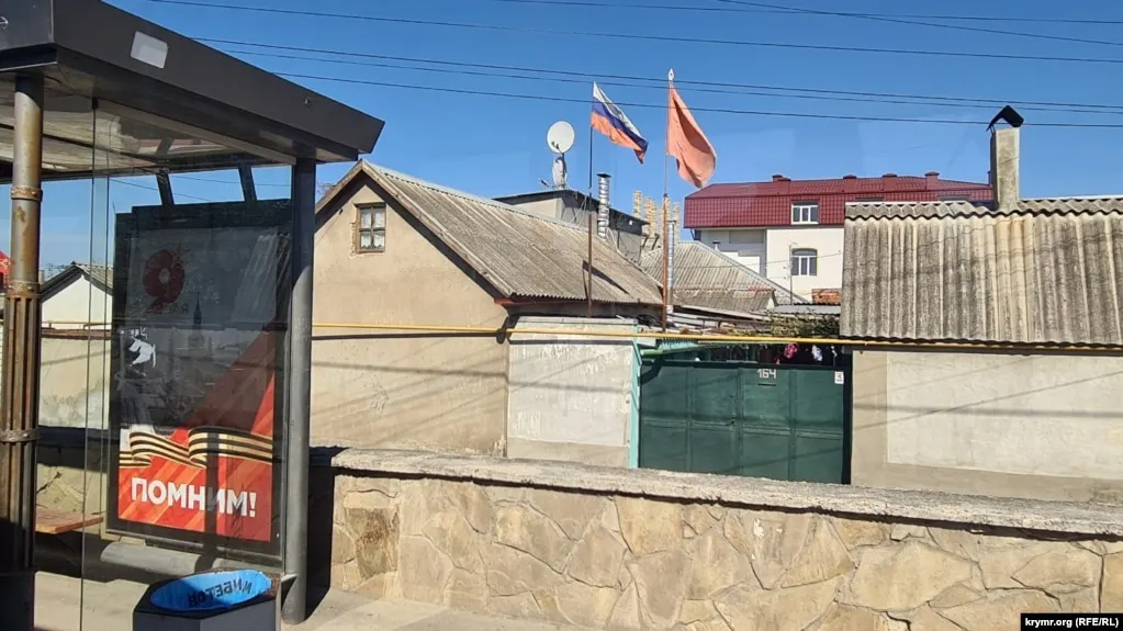 По заявлениям российских чиновников, удары беспилотников по Симферополю, Крыму и нескольким областям привели к погибшим, раненым и разрушениям; Минобороны сообщает о сотнях сбитых дронов.
