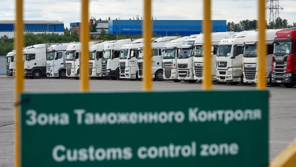 Власти отложили часть требований к системе подтверждения поставок (СПОТ). Жёсткие правила по предоплате НДС и акцизов и часть ограничений перенесены на несколько месяцев, чтобы не допустить срывов поставок.