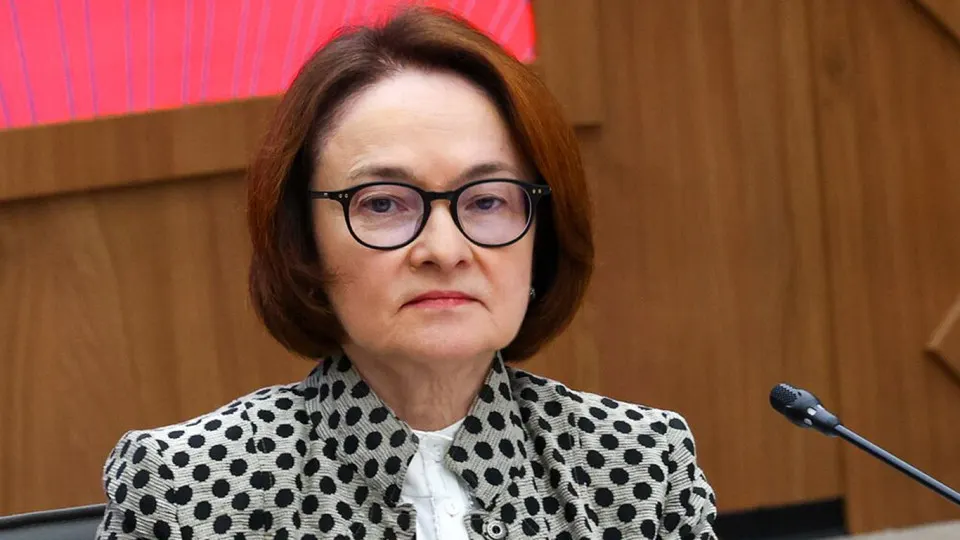 Председатель Банка России, отсутствовавшая в публичном поле почти месяц, примет участие в пресс‑конференции после заседания совета директоров по ключевой ставке. Её длительное отсутствие вызвало слухи и усилило внимание к бюджетным рискам и перспективам снижения ставки.