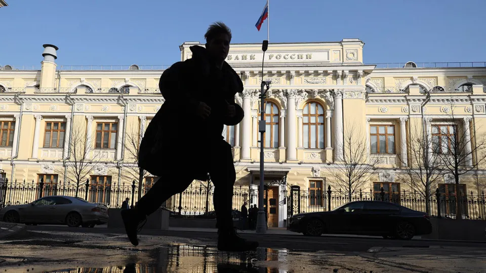 НСПК предлагает снизить межбанковские комиссии до 1% в 2027 году и до 0% в 2028-м, что должно позволить банкам поэтапно заменить карты международных систем на национальные.