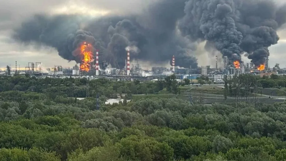 В мае производство топлива сократилось на двузначный процент из‑за ударов по НПЗ; повреждения оборудования, дефицит комплектующих и логистические проблемы привели к дефициту, росту цен и ускорению инфляции.