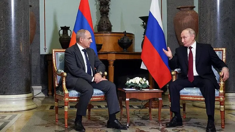 Российский лидер позвонил премьеру Армении, поздравил его с днём рождения и обсудил результаты заседания Высшего евразийского экономического совета, которое прошло 29 мая в Астане.