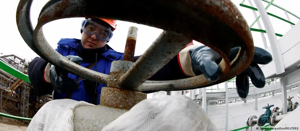 Утром 25 июня беспилотники нанесли удары по Уфимскому нефтеперерабатывающему комплексу: повреждены по меньшей мере два завода, на месте зафиксированы возгорания и столбы чёрного дыма.