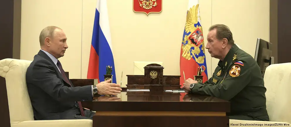 Руководство ФСБ и Росгвардии якобы добивалось переноса сентябрьских выборов из‑за экономических трудностей и падения рейтингов, в Кремле это опровергают: подготовка продолжается.