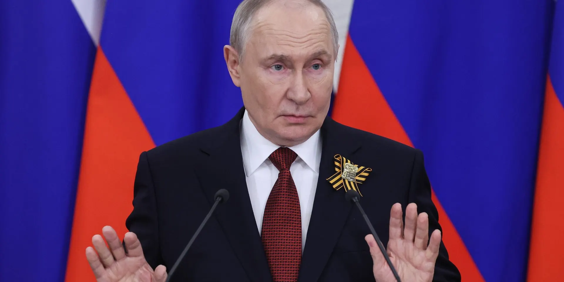 Высокопоставленные представители Минфина и Центробанка заявили, что российский бюджет не в состоянии продолжать текущий уровень расходов на войну. Президент поручил Минфину найти пути сокращения невоенных статей расходов.