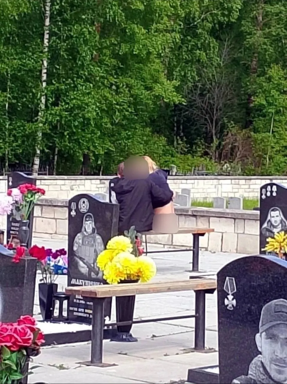 По сообщениям очевидцев, 7 июня пара вела себя оскверняюще на кладбище в Вологде: были повреждены вазоны и мемориал; следователи возбудили уголовное дело.