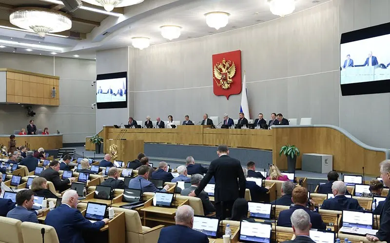 Госдума во вторых и третьих чтениях приняла закон о штрафах до 1,4 млн руб. для владельцев сайтов за нарушения правил авторизации пользователей, в том числе за использование зарубежной электронной почты. Приводим сжатую сводку положений и результаты голосований.