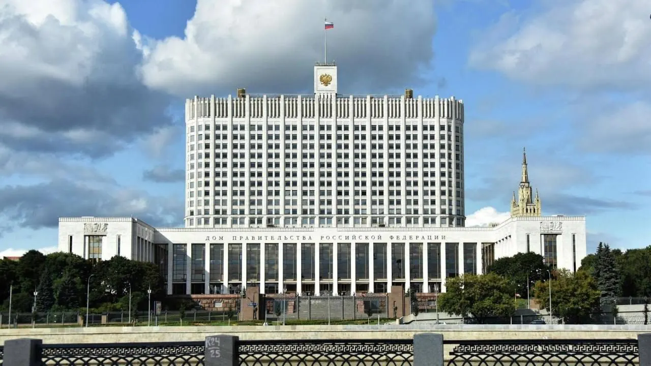 В Госдуму внесён законопроект о полной или частичной компенсации утильсбора для семей с тремя и более детьми. Правительство раскритиковало инициативу из‑за дополнительных расходов и неуказанных источников финансирования.