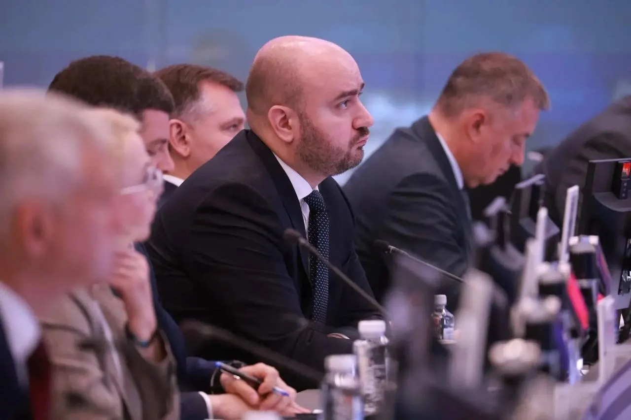 Во встрече под руководством вице‑премьера обсуждали поставки бензина и дизеля, координацию между федеральным центром, регионами и поставщиками, а также меры по удержанию рынка в стабильном состоянии.
