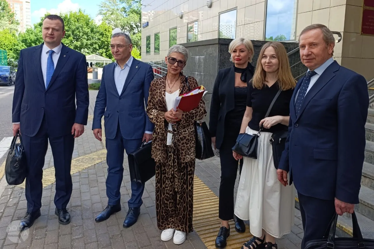 Апелляция подтвердила решение о лишении адвокатского статуса Алексея Басистова, Дмитрия Проводина и Юлия Тая. Защита утверждает, что Минюст превысил полномочия, а отстранение адвокатов должно решаться внутри коллегии адвокатуры.