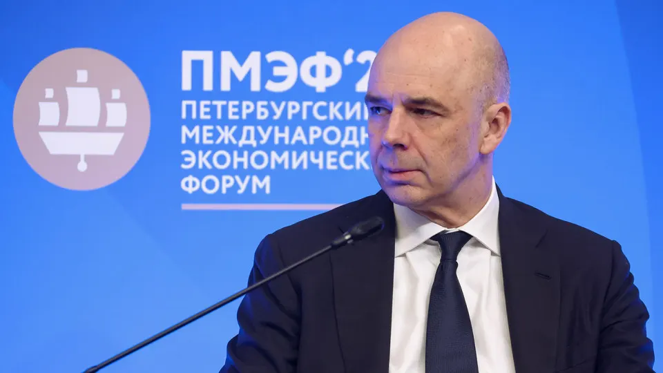 По оценке Счётной палаты, доходы федерального бюджета в 2026 году могут составить 38,2 трлн руб., что на 2,1 трлн (5,2%) ниже утверждённого плана — в основном из‑за снижения нефтегазовых поступлений и укрепления рубля.