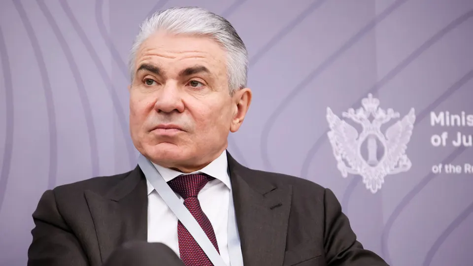 Власти предлагают обязать владельцев больших моделей искусственного интеллекта отвечать за работу «фильтров национальной безопасности», вводя административную, уголовную и финансовую ответственность; при этом идея «суверенных» моделей встретила критику крупного бизнеса.