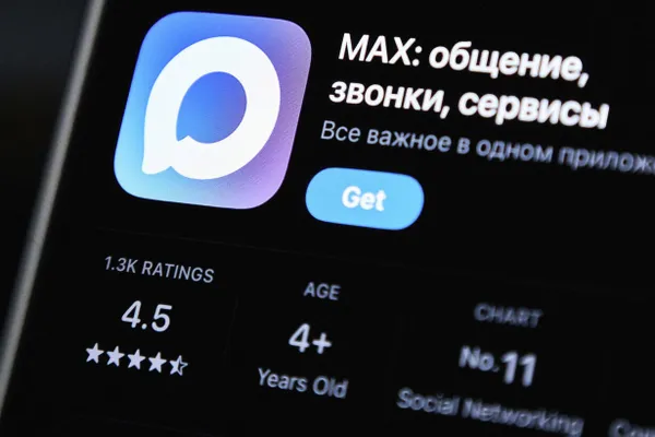 Минцифры называет удаление приложений «политически мотивированным», ведомство обратилось в ФАС; VK и Кремль критикуют решение, пользователи могут лишиться пуш‑уведомлений и обновлений.
