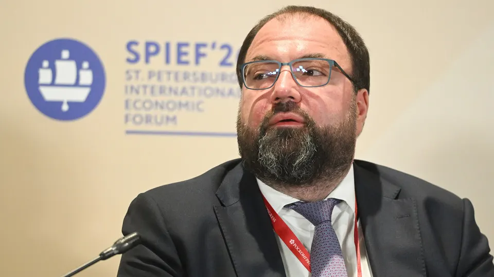 Власти намерены внедрить механизмы возрастной верификации на сайтах и в сервисах: обсуждаются варианты через «Госуслуги», биометрию и проверку документов, но эксперты предупреждают о рисках утечек и дополнительных расходах.
