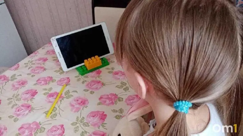 Минцифры и Roblox договорились соблюдать российское законодательство и усилить защиту несовершеннолетних: в июне появятся возрастные режимы Roblox Kids и Roblox Select. После этого ведомство попросило правоохранителей поддержать снятие ограничений на доступ к сервису.