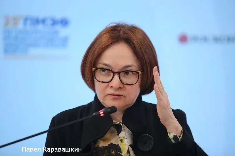 Глава Центробанка откажется от выступления на ПМЭФ и 4 июня примет участие в похоронах своего многолетнего советника Алексея Можина; сессия пройдёт с участием других министров.