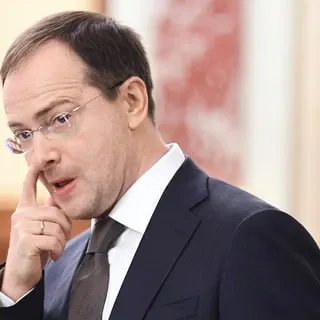Помощник президента Владимир Мединский выступил за введение обязательной отработки для выпускников бюджетных мест: заключение трудового контракта и распределение, чтобы решить кадровый дефицит в регионах.