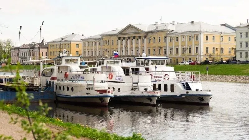 Во время приемки и швартовых испытаний проверили системы двух судов — «Вологодские зори» и «Вологжанин». После регистрации и получения лицензии маршруты для туристов начнут работать в конце июня.