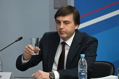 Минпросвещения утвердило список литературы для внеклассного чтения на лето, в который включили современные и патриотические произведения о защитниках и героях специальной военной операции.