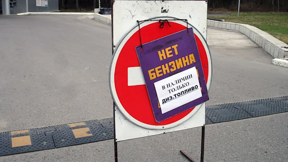 Ночью и до первой половины дня 3 июня топливо в Севастополе отпускают только оперативным и жизненно важным службам. Ограничения связаны с нарушениями поставок после ударов по НПЗ и логистике, что сократило переработку и повысило оптовые цены.