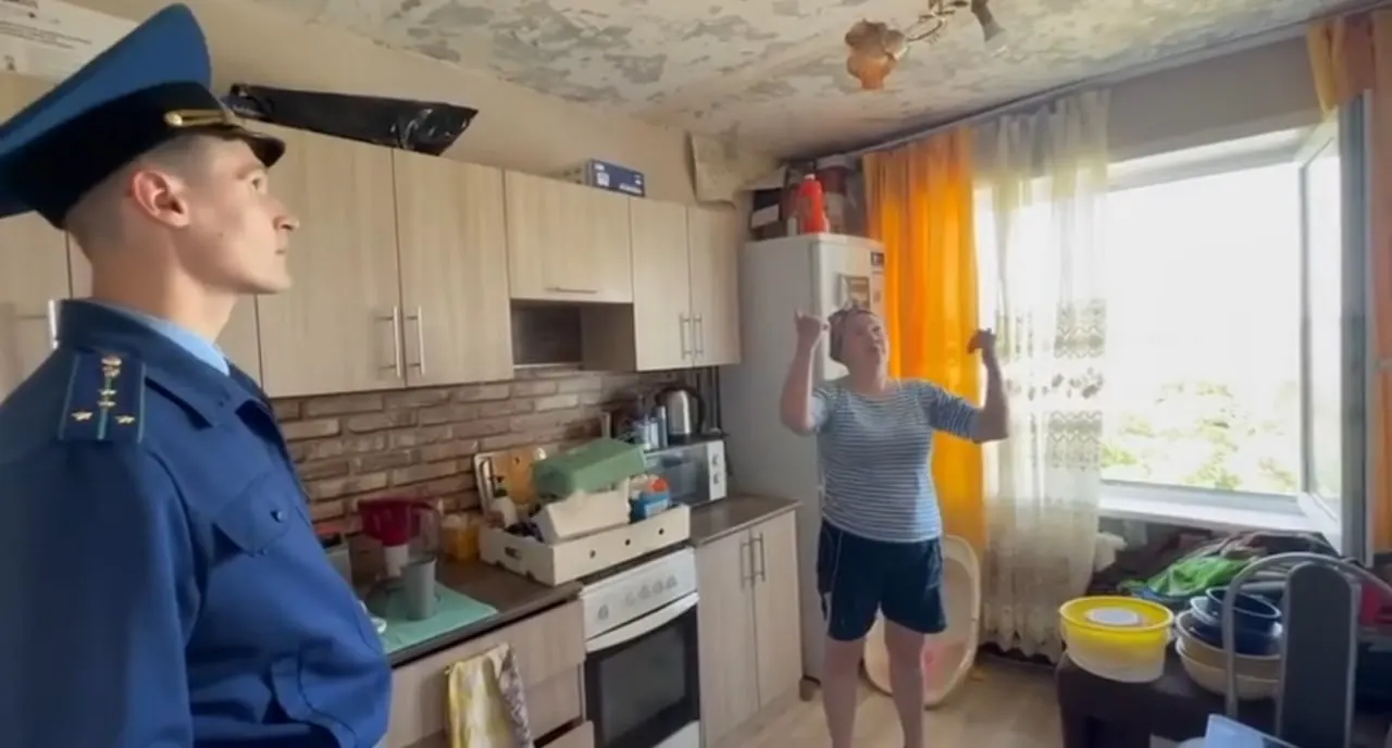 В Курганской области прокуратура инициировала проверку из‑за протечек в многоквартирном доме, где проживает участник СВО: жильцам предлагали временно переселиться, оставив имущество.