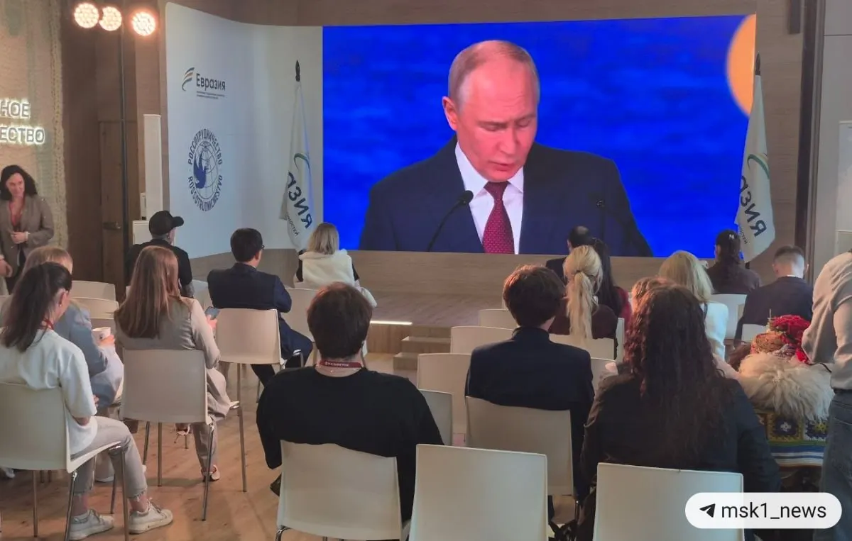Президент заявил, что экономический рост смещается в пользу стран Глобального Юга и БРИКС, глобальная торговля перестаёт быть западноцентричной, а действия в отношении резервов России повлияли на доллар и евро.