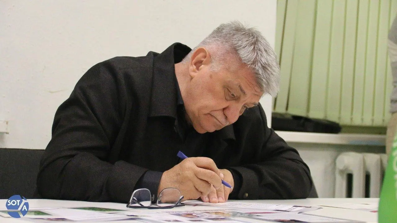 Пресс-служба Кремля направила поздравление в адрес режиссера Александра Сокурова, отметив его вклад в кинематограф. При этом режиссер продолжает сталкиваться с ограничениями в России.