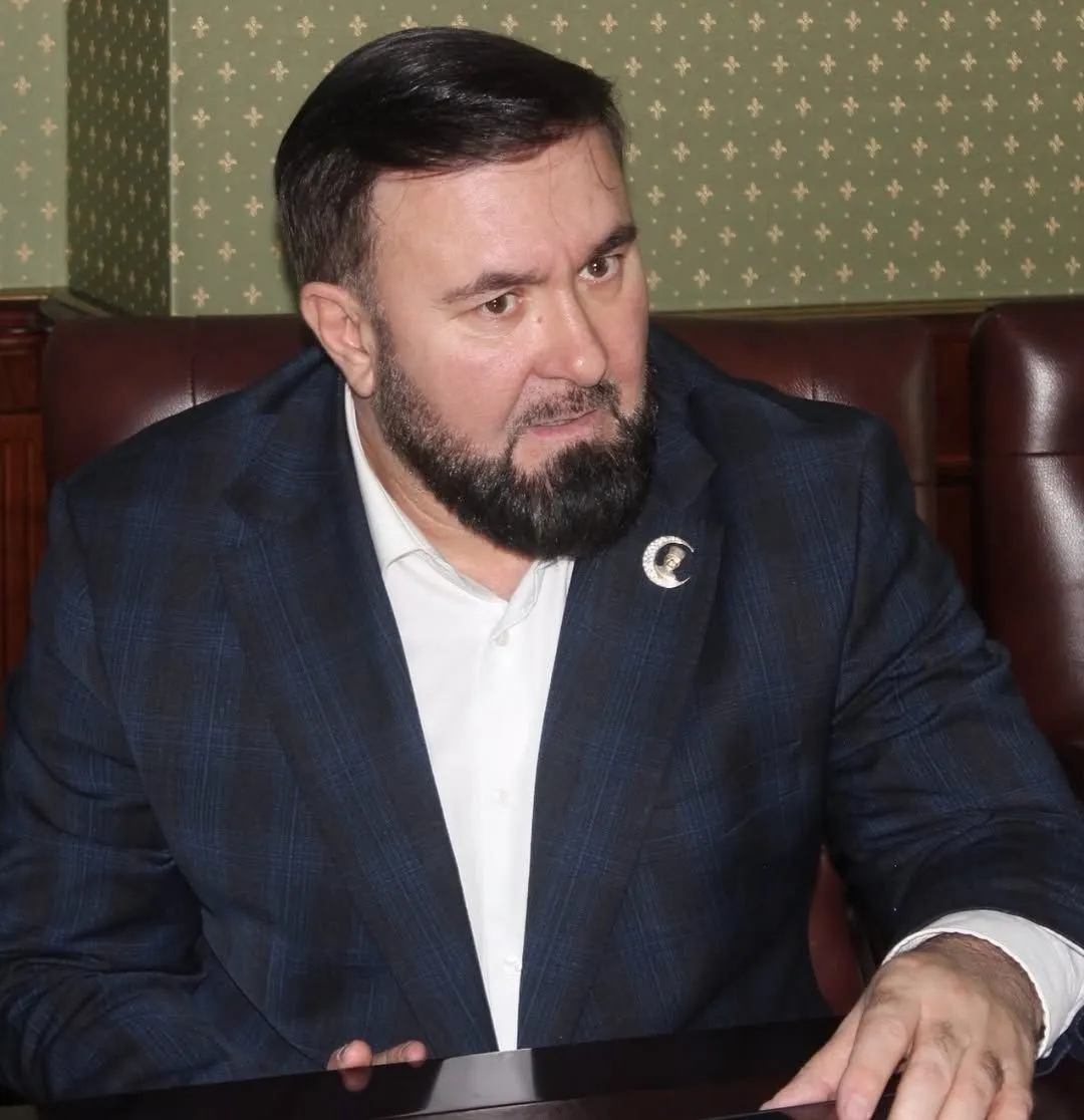 В указе от 26 июня омбудсмен Чечни получил грамоту за укрепление законности и защиту прав граждан. Оппоненты указывают на его публичные нападения на правозащитников и возможную связь с делами пропавших женщин.