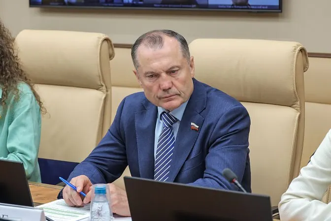 Сенатор предлагает закрепить в законе практику, при которой до половины учебного времени студентов будут проводить на базовых предприятиях; в инициативе не раскрыты механизмы оплаты и защиты прав учащихся.