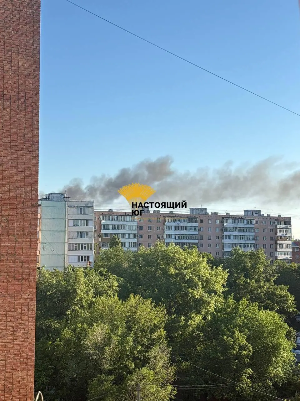 Утром 27 мая несколько регионов России пострадали в результате согласованных ударов: в Таганроге вспыхнул пожар на авиаремонтном заводе, в Воронежской области заметили дым над военным аэродромом, а в Туапсе прогремели взрывы на нефтеперерабатывающем заводе.