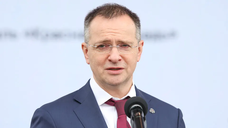 Владимир Мединский заявил о необходимости усилить госнадзор за фильмами на всех этапах производства, предложил применять практики советской цензуры для отбраковки «халтуры». Государственные субсидии приоритетно идут на проекты о «традиционных ценностях», героях СВО и войне; введены запреты и планируется экспертный совет по историческому контенту.