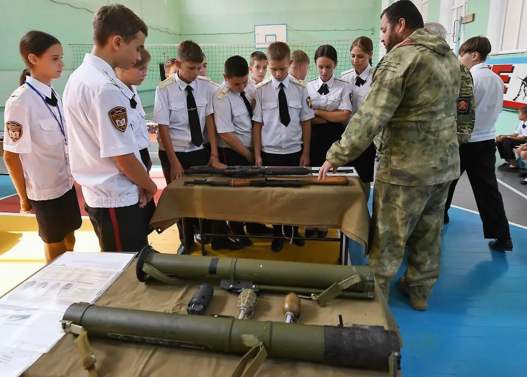 Российское военно-историческое общество инициировало привлечение учащихся к записи рассказов военных и волонтёров в рамках патриотического воспитания — идею, по словам организаторов, поддержало Минобрнауки.